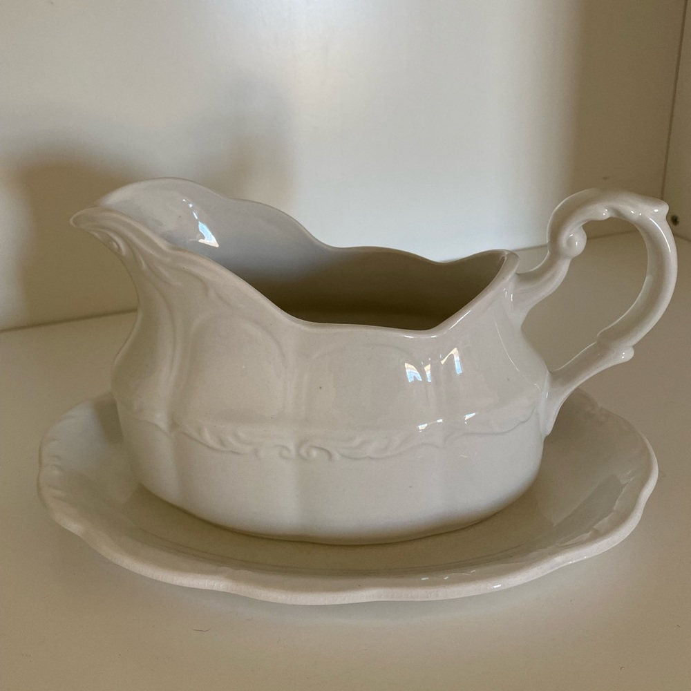 J & G Meakin England Sterling Colonial English Ironstone Gravy Boat and Plate